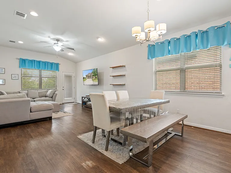 928 Myrna Bnd — Photo 10