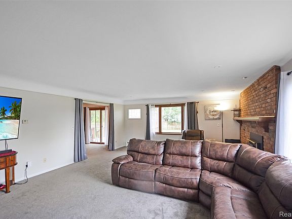 3rd image of 44819 Duffield Ave