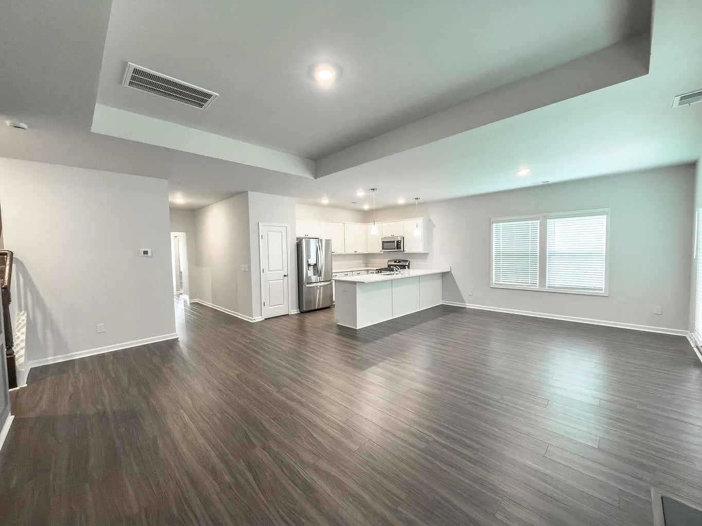 4 bed, 2027 sqft, $2,700 — Photo 4