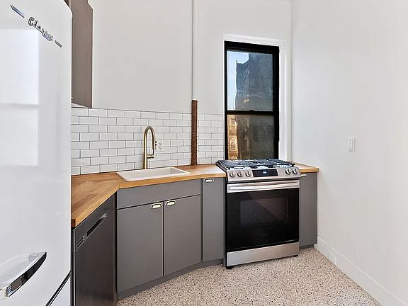 4th image of 665 Saint Marks Ave #4D