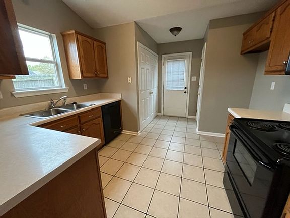 3rd image of 5619 Kaitlyn Dr E