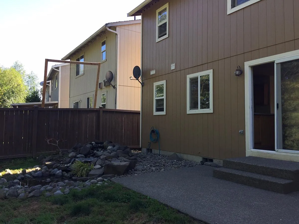 3 bed, 2.5 bath, 1279 sqft, $2,600 — Photo 2