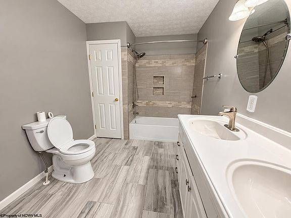 33rd image of 13 Silver Maple Ln