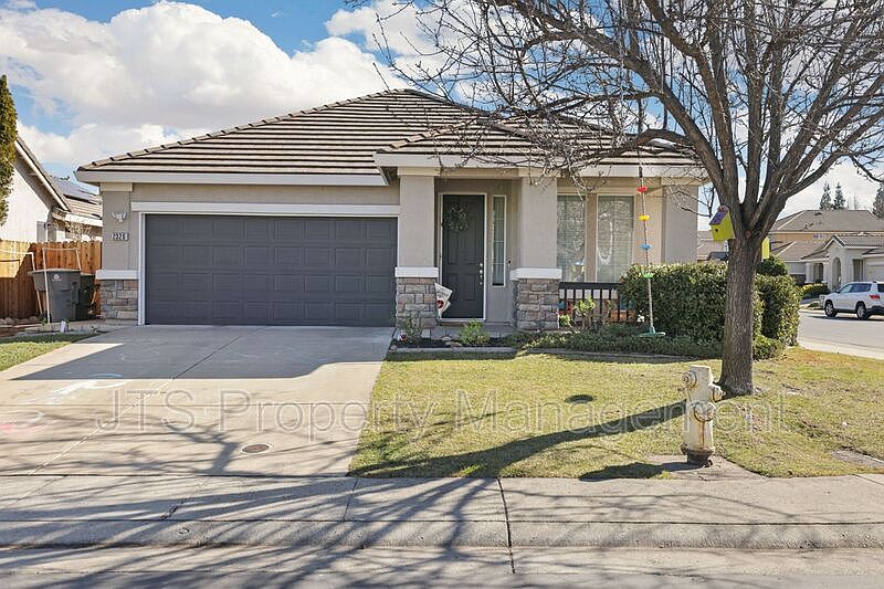 1st image of 2326 Canary Dr