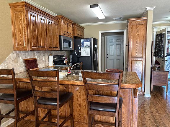 Kitchen with breakfast bar