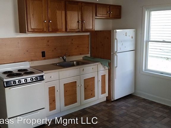 2nd image of 588 Coates St APT A