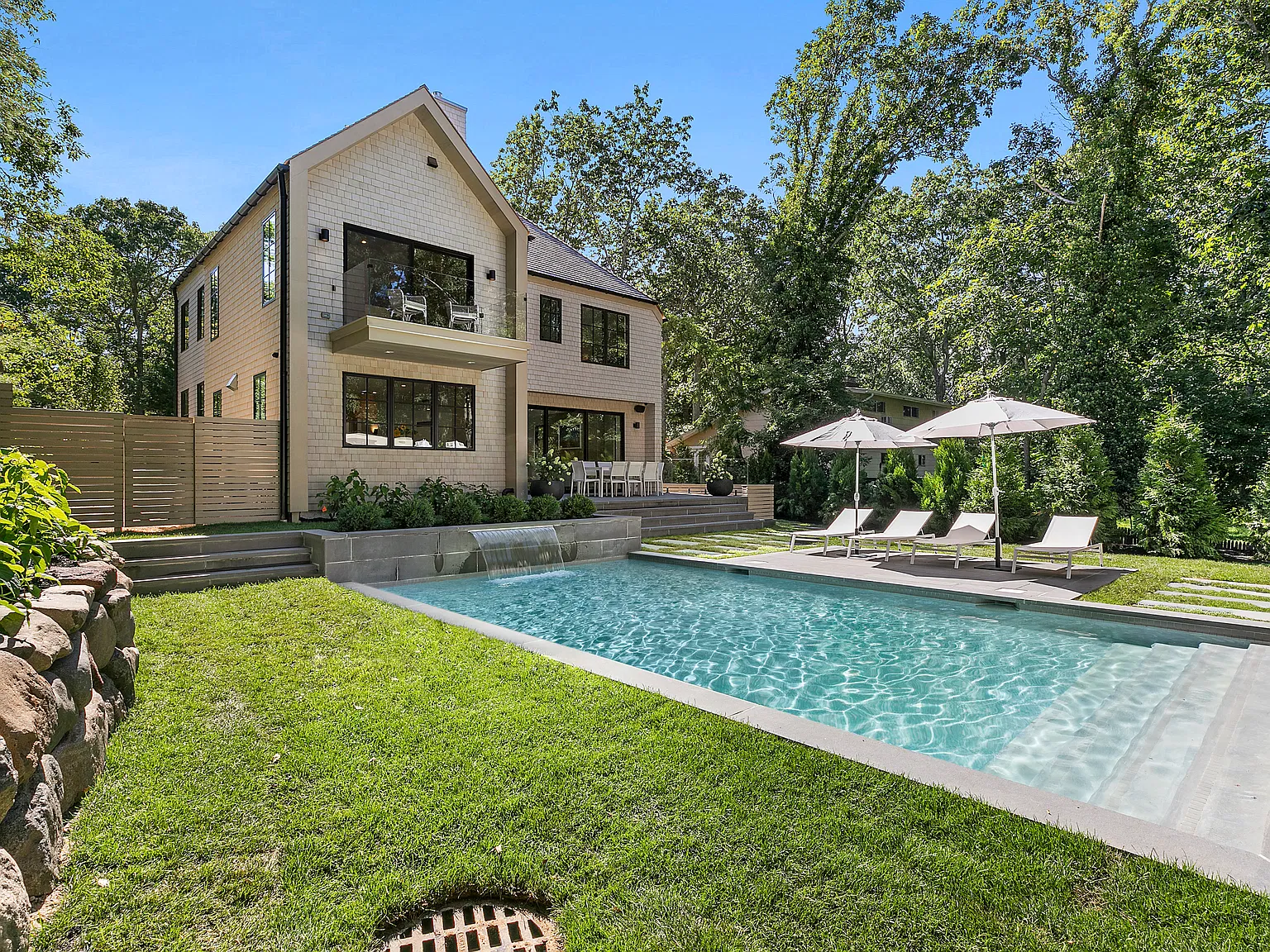 Stunning Sag Harbor Village Rental With Beach Access! — Photo 1