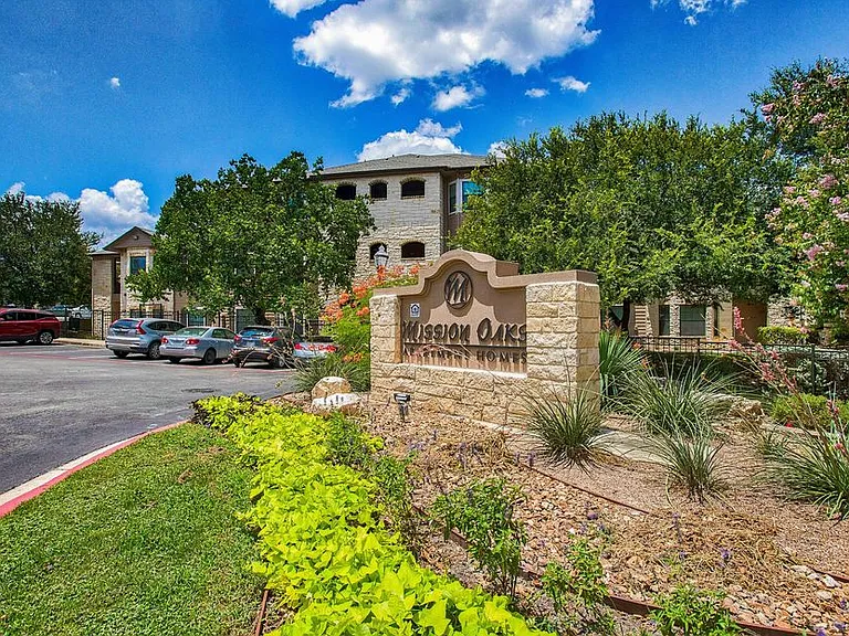Nestled in a serene setting with beautiful views, Mission Oak apartment provides a peaceful retreat that feels worlds away while being conveniently located near shopping, dining, and major employers.