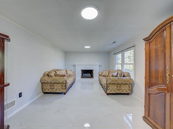 3rd image of 4039 Runnymeade Ln