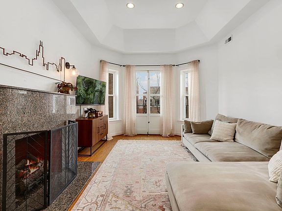 4th image of 938 W Belle Plaine Ave #3E