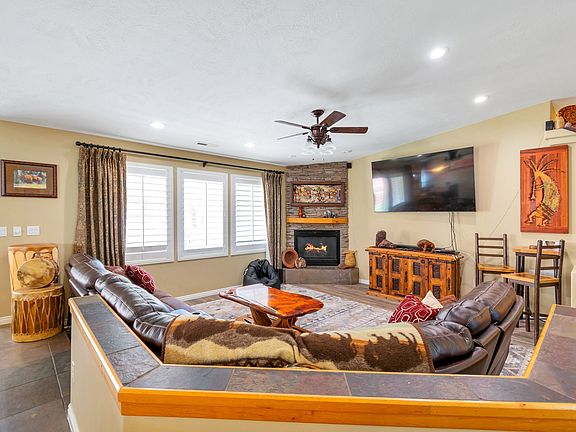 3rd image of 304 N Stone Mountain Dr W