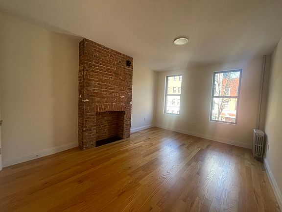 5th image of 216 Montrose Ave APT 2R