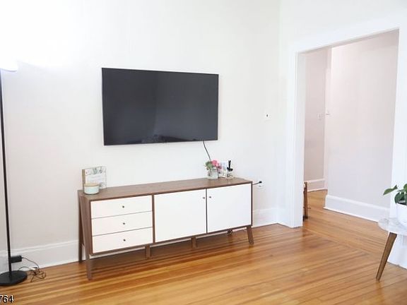 5th image of 648 Bloomfield Ave #3