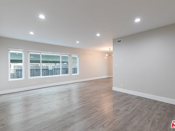 3rd image of 925 N San Vicente Blvd #1C