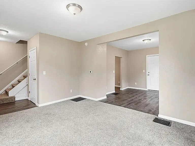 336 S Hackett Rd — Photo 3