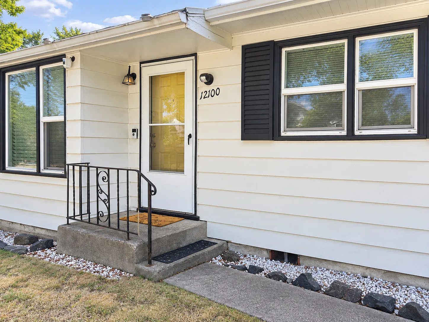 2 bed, 808 sqft, $2,050 — Photo 2