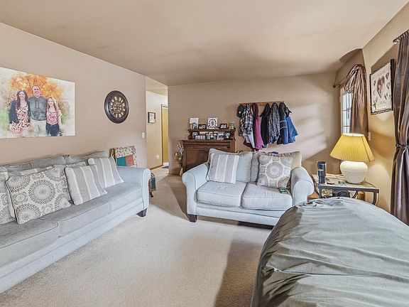 3rd image of 836 Meadowbrook Ln