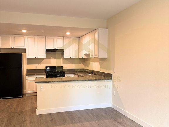 5th image of 101 N Broadway St #11279904