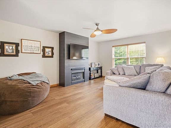 4th image of 453 Willow St #453