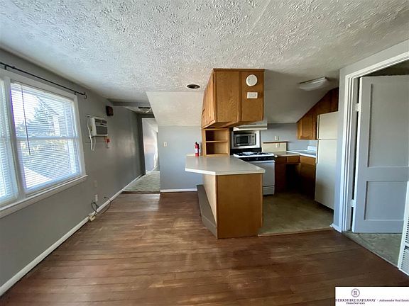 2nd image of 4807 Burt St #1/2