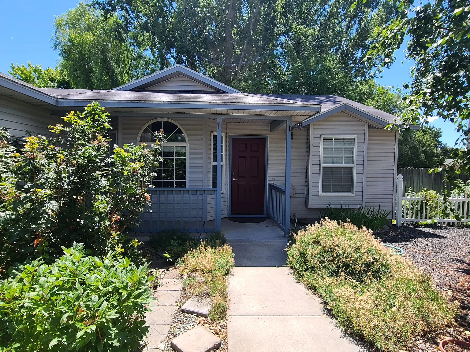 4 bed, 100 sqft, $725 — Photo 1
