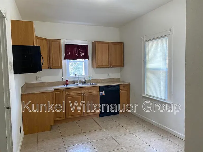 821 Edward St — Photo 6