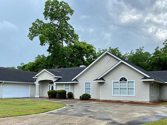 2nd image of 1006 Pecan St