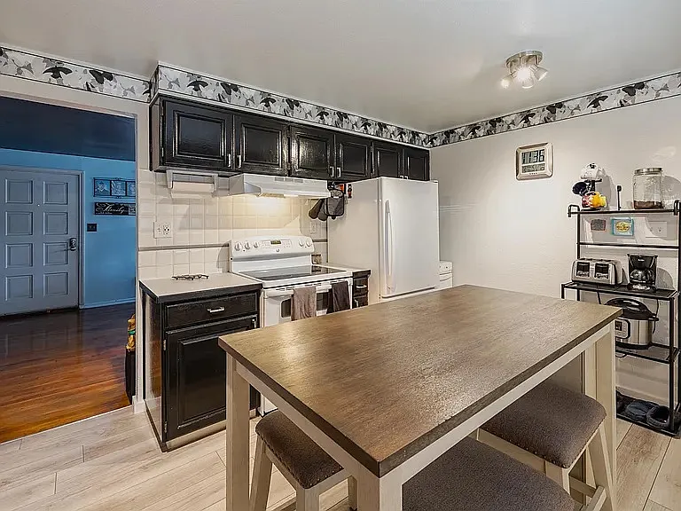 1308 E Indiana Ave — Photo 10