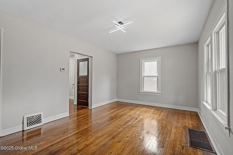 3rd image of 94 Broderick Street