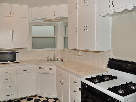 4th image of 1309 Oxford Way