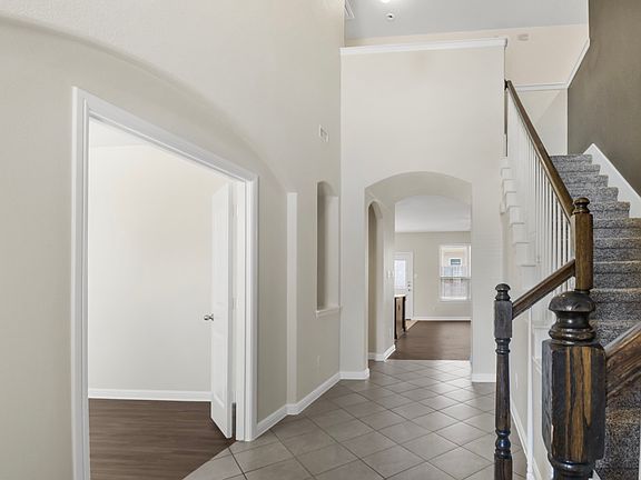 4th image of 416 Crown Oaks Dr