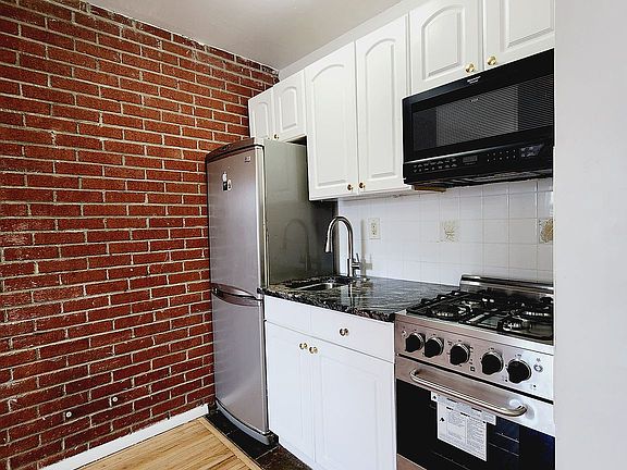 3rd image of 372 W 46th St #5F