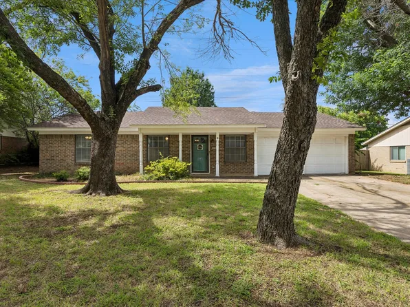 936 Springdale Rd, Bedford, TX 76021