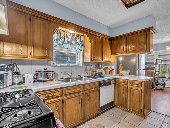 4th image of 700 Briarclift Ln