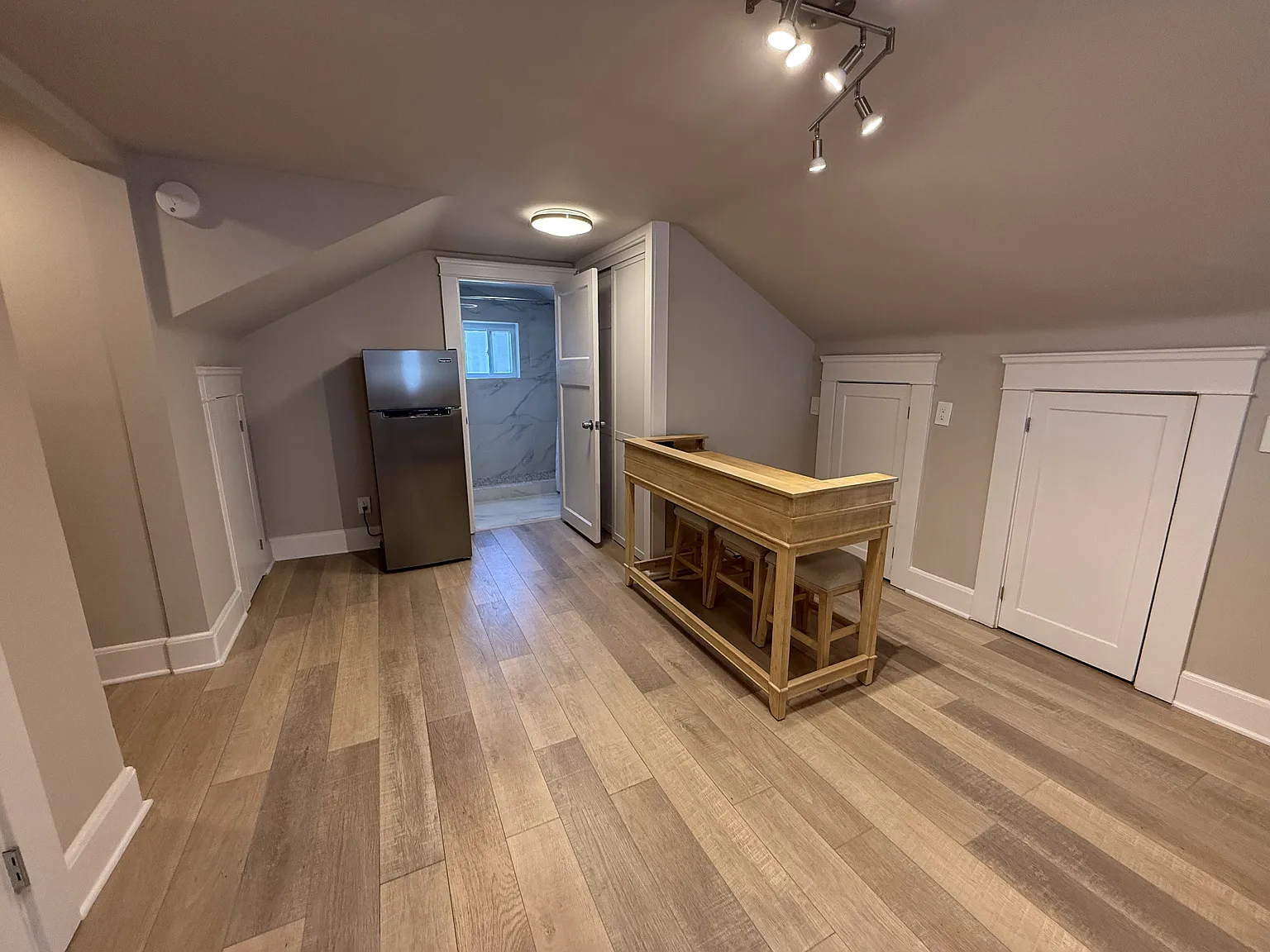 Studio, 950 sqft, $995 — Photo 2