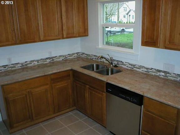 Kitchen w/slab granite