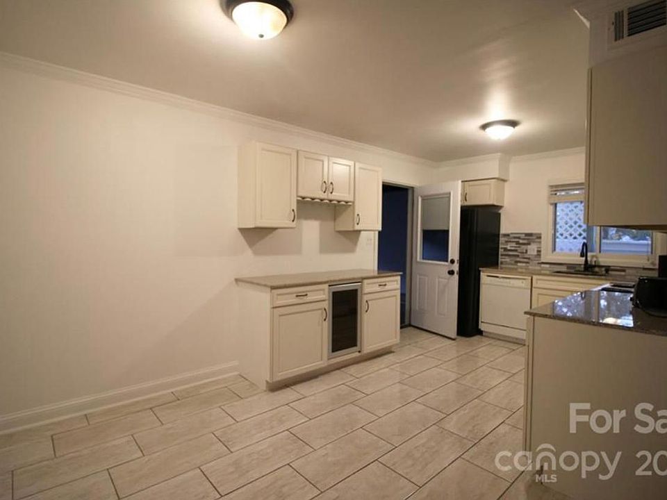 1st image of 1626 Hollow Dr