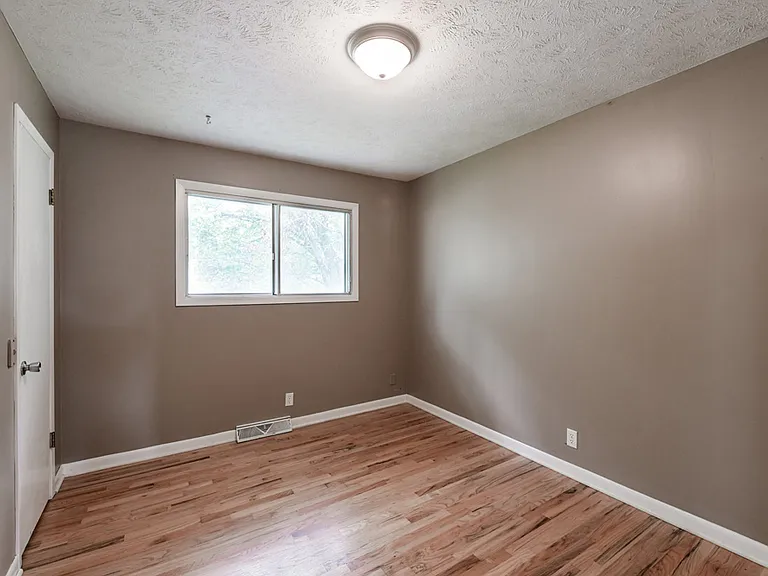 1518 N 107th Ave — Photo 17