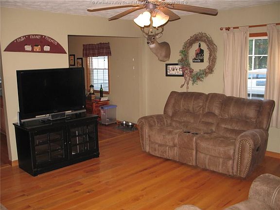 5th image of 214 Short Dr