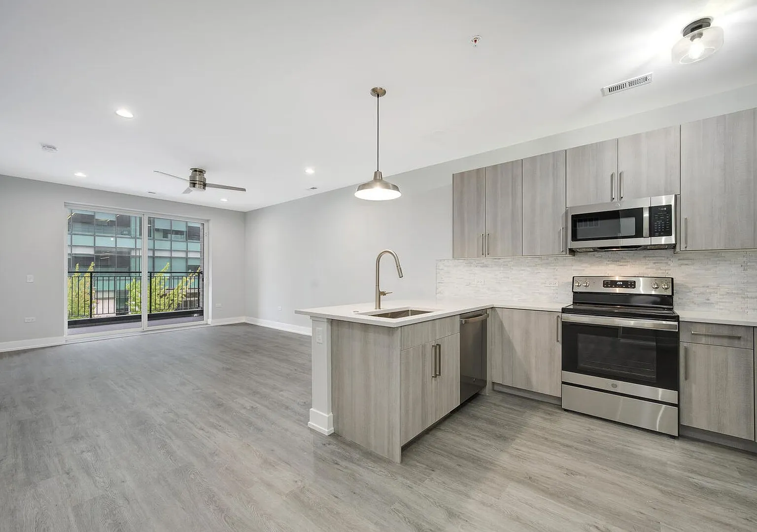 1 bed, 781 sqft, $1,860 — Photo 2