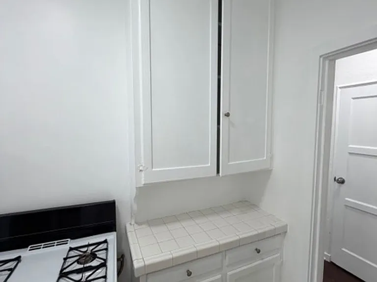 512 N Alexandria Ave — Photo 10