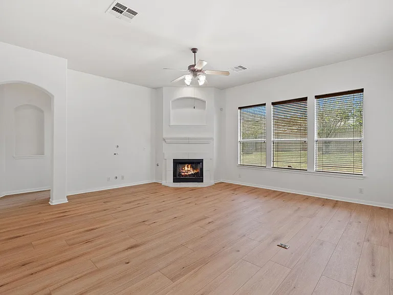 209 Canterbury Dr — Photo 6