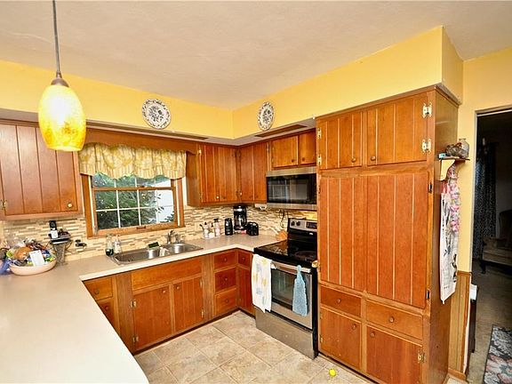 4th image of 1095 Howard Dr