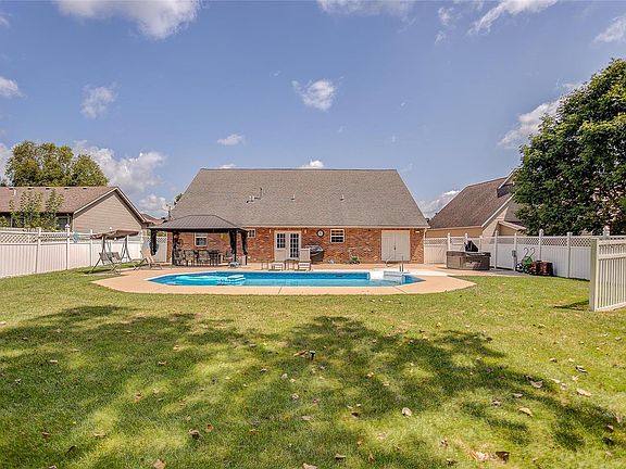 3rd image of 4612 Wisteria Dr