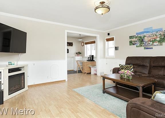 5th image of 313 Essex St