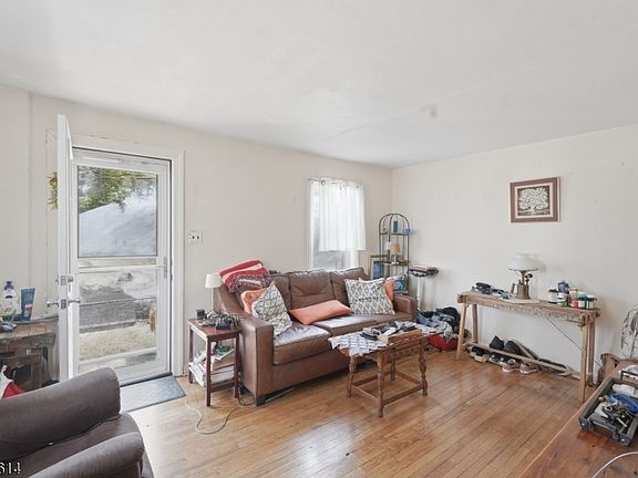 5th image of 264 Donald Ave