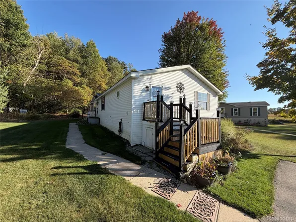 8489 Barkwood Cir, Fenton, MI 48430