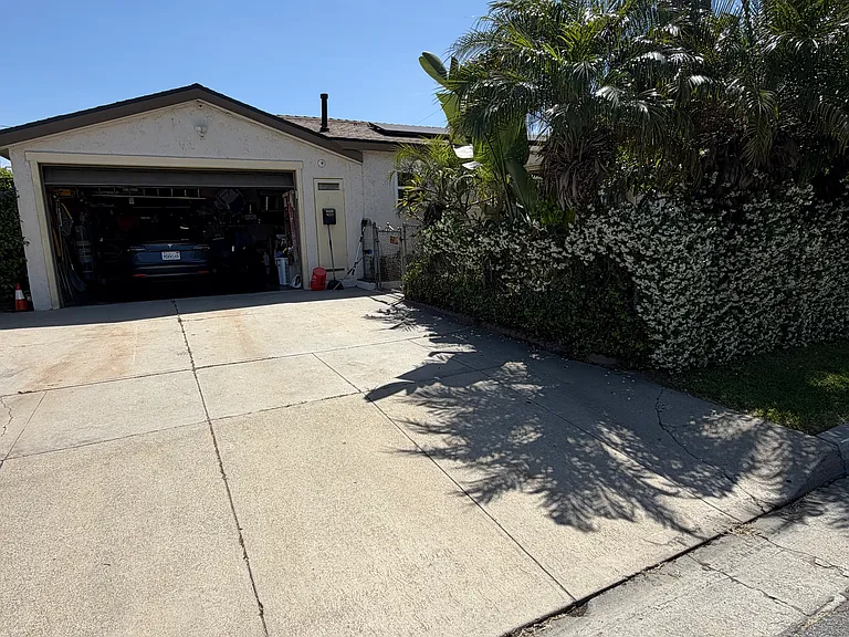 Hayter Ave — Photo 19