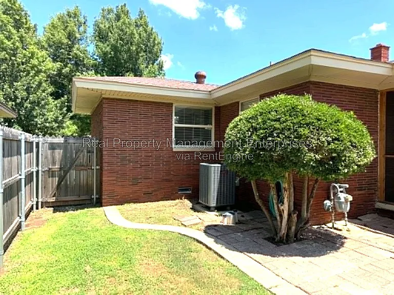 2301 N Warren Ave — Photo 42