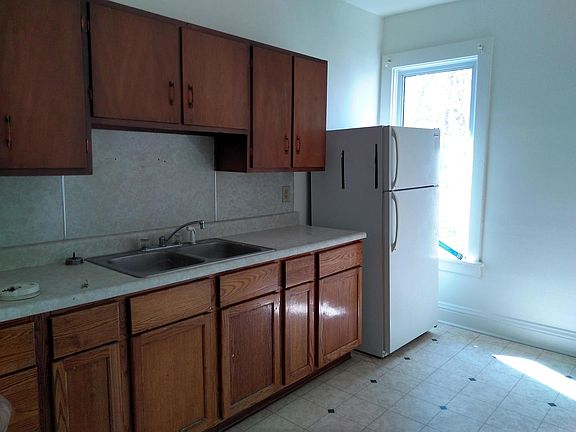 4th image of 609 W Cottonwood St